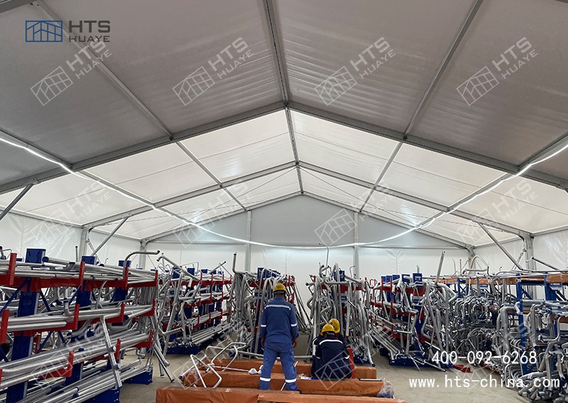 这座工业铝合金篷房用作仓储，由于沿？狗11级