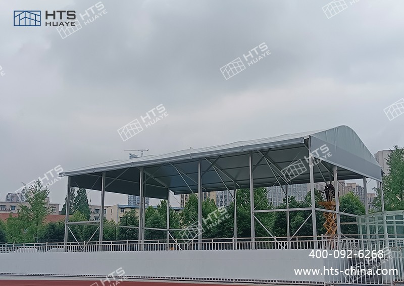 某科技大学又新建一座350平方米的网球馆篷房，边高可达9.6米