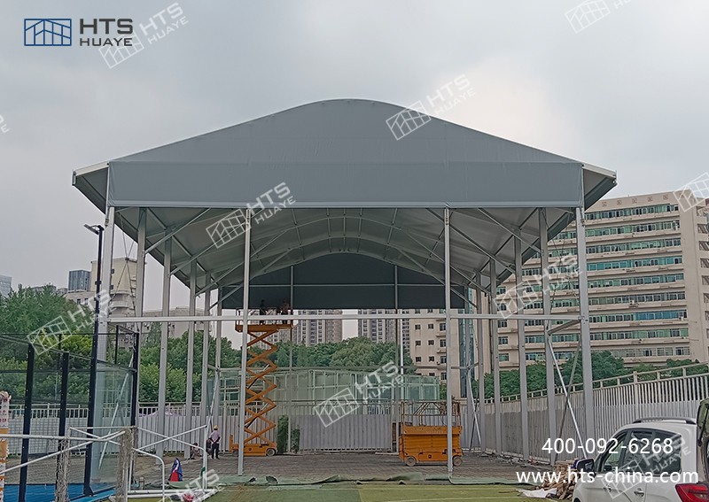 某科技大学又新建一座350平方米的网球馆篷房，边高可达9.6米