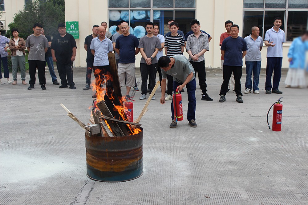 Z6尊龙凯时j构筑科技发展消防应急演练，筑牢篷房出产安全防线